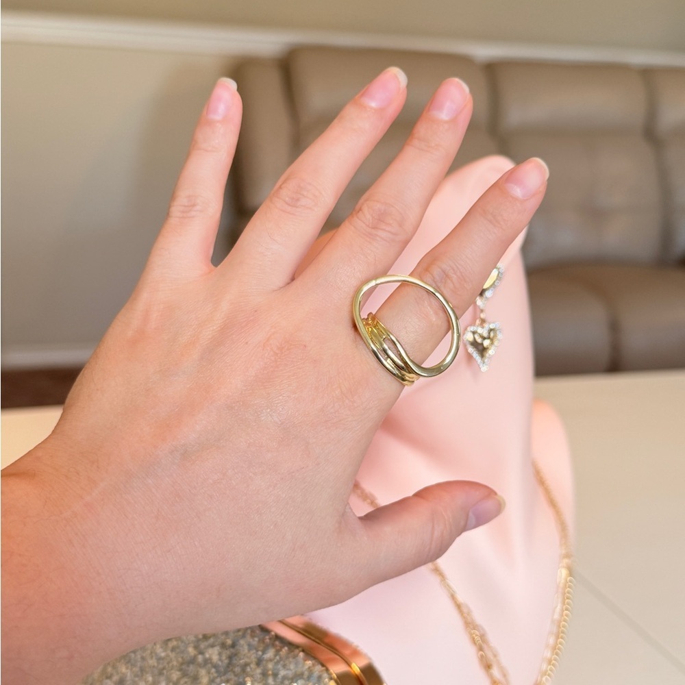 Elegant Gold Ring - Picture 5 of 6